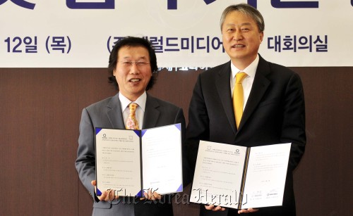 헤럴드미디어 업무협약<br />김명섭기자 msiron@
Herald Media CEO and publisher Lee Young-man (left) and Seoul National University of Education president Shin Hang-gyun pose for a photo at the MOU signing ceremony at Herald Media in Seoul on Thursday. Kim Myung-sub/The Korea Herald
