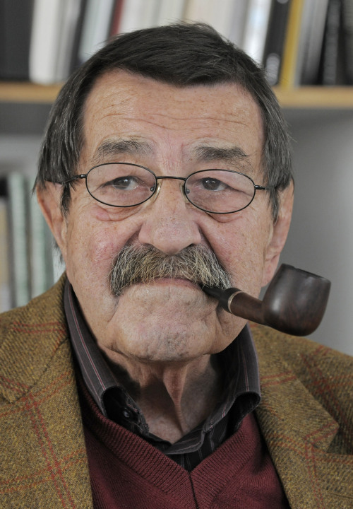 <YONHAP PHOTO-0086> -CORRECTS TYPO IN NOBEL PRIZE - FILE - The Oct. 15, 2009 file photo shows German writer and Nobel Prize laureate for literature Guenter Grass during an interview with journalists of the Associated Press in the library of Steidl publishers in Goettingen, Germany. Grass is sharply criticizing Israel amid tensions with Iran and what he describes as Western hypocrisy over Israel's suspected nuclear program. In a prose poem published Wednesday, April 4, 2012 in German daily Sueddeutsche Zeitung, the 84-year-old Grass highlighted Berlin's recent sale to Israel of a submarine able to "send all-destroying warheads where the existence of a single nuclear bomb is unproven." (AP Photo/Jens Meyer)/2012-04-06 03:48:27/ <저작권자 ⓒ 1980-2012 ㈜연합뉴스. 무단 전재 재배포 금지.>
Guenter Grass