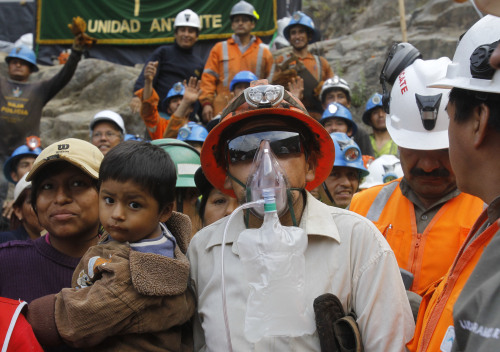 <YONHAP PHOTO-1554> ** CORRECTS TO REMOVE EXTRANEOUS LAST SENTENCE ** Miner Jacinto Pariona, center right, stands with his family after he was the first miner to be rescued from the Cabeza de Negro gold-and-copper mine in Yauca del Rosario, Peru, Wednesday April 11, 2012. Nine miners had been trapped inside a wildcat mine since April 5. (AP Photo/Martin Mejia)/2012-04-11 22:21:06/ <저작권자 ⓒ 1980-2012 ㈜연합뉴스. 무단 전재 재배포 금지.>
Miner Jacinto Pariona (center right) stands with his family after he was the first miner to be rescued from the Cabeza de Negro gold-and-copper mine in Yauca del Rosario, Peru, Wednesday.  AP-Yonhap News