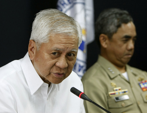 <YONHAP PHOTO-1351> Philippine Foreign Affairs Secretary Albert Del Rosario, left, and Philippine Navy Chief Vice-Admiral Alexander Pama talk to reporters during a news conference Wednesday, April 11, 2012 at the Department of Foreign Affairs in Manila, Philippines. The Philippine Government said Wednesday it agreed with China to diplomatically resolve a tense standoff involving a Philippine warship and two Chinese surveillance vessels in a disputed Scarborough Shoal, 200 kilometers (124 miles) off the nearest Philippine coast in the South China Sea, the most dangerous confrontation in recent years. (AP Photo/Bullit Marquez)/2012-04-11 19:48:42/ <저작권자 ⓒ 1980-2012 ㈜연합뉴스. 무단 전재 재배포 금지.>
Philippine Foreign Affairs Secretary Albert Del Rosario (left) and Philippine Navy Chief Vice-Admiral Alexander Pama talk to reporters during a news conference at the Department of Foreign Affairs in Manila on Wednesday.  AP-Yonhap News
