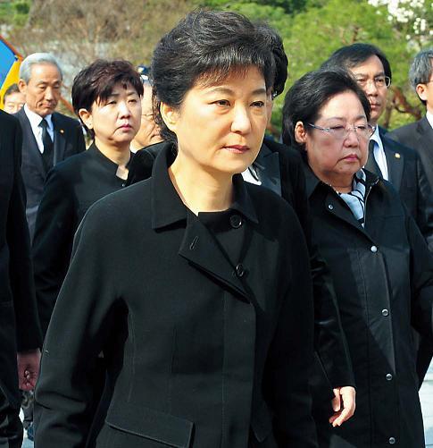 박근혜(국회의원)
Ruling Saenuri Party chief Park Geun-hye pays her respects at the National Cemetery in southern Seoul on Thursday morning after her party pulled off a surprise victory in the general elections.
(Park Hyun-koo/The Korea Herald)