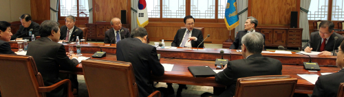북한이 13일 오전 전격적으로 장거리 로켓을 발사함에 따라, 이명박 대통령이 오전 9시 청와대에서 긴급 외교안보장관회의를 소집했다. 이날 회의에는 김성환 외교통상, 김관진 국방, 류우익 통일 장관을 비롯해 원세훈 국가정보원장, 임종룡 총리실장, 하금열 대통령실장, 천영우 청와대 외교안보수석, 최금락 홍보수석, 김태효 청와대 대외전략기획관 등이 참석했다./청와대 제공
북한이 13일 오전 전격적으로 장거리 로켓을 발사함에 따라, 이명박 대통령이 오전 9시 청와대에서 긴급 외교안보장관회의를 소집했다. 이날 회의에는 김성환 외교통상, 김관진 국방, 류우익 통일 장관을 비롯해 원세훈 국가정보원장, 임종룡 총리실장, 하금열 대통령실장, 천영우 청와대 외교안보수석, 최금락 홍보수석, 김태효 청와대 대외전략기획관 등이 참석했다./청와대 제공