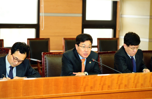 윤상직 지식경제부 제1차관은 13일 오전 정부 과천청사 대회의실에서 북한이 인공위성(광명성 3호) 발사용이라며 장거리 탄도 로켓을 발사한 것과 관련, ‘긴급 실물경제대책회의’를 개최했다. 지경부는 우리 기업이 진출한 개성공단을 포함해 산업, 무역, 에너지 전반에 미치는 영향을 지속적으로 모니터링하고 신속히 대응하기 위해 실물경제비상대책본부를 구성, 즉각 운영키로 했다.
［사진제공=지식경제부］