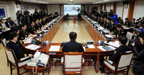 조현오 경찰청장이 13일 오전 경찰청에서 전국 경찰지휘부회의를 개최하고 모두발언을 하고 있다. 박해묵 기자/mook@heraldm.com
조현오 경찰청장이 13일 오전 경찰청에서 전국 경찰지휘부회의를 개최하고 모두발언을 하고 있다. 박해묵 기자/mook@heraldm.com
경찰이 뒤숭숭하다. 잇단 경찰관 비리에 이어 수원 20대 여성 토막살해 사건을 은폐ㆍ축소하려 했다는 비난 때문이다. 급기야 13일 오전 경찰청에서 전국 경찰지휘부회의가 열렸다. 북(北)은 로켓을 발사했지만, 경찰은 내부 단속에도 버겁다. 전국 경찰 간부들의 표정이 로켓 발사로 인해 경직된 남북관계처럼 굳어져 있다. 박해묵 기자/mook@
