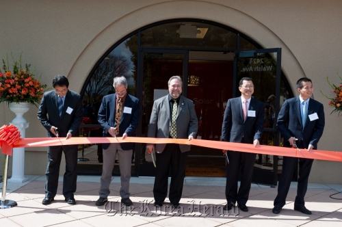 Hanwha SolarOne president Kim Hee-cheul (second from right), Hanwha International president Lee Sang-mook (left), Hanwha Solar America president Chris Eberspacher (second from left) and other officials cut the tape at a ceremony for the launch of the conglomerate’s solar energy think tank on Thursday in Santa Clara in the U.S. Hanwha Group