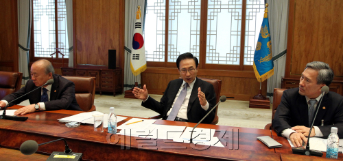 북한이 13일 오전 전격적으로 장거리 로켓을 발사함에 따라, 이명박 대통령이 오전 9시 청와대에서 긴급 외교안보장관회의를 소집했다. 이날 회의에는 김성환 외교통상, 김관진 국방, 류우익 통일 장관을 비롯해 원세훈 국가정보원장, 임종룡 총리실장, 하금열 대통령실장, 천영우 청와대 외교안보수석, 최금락 홍보수석, 김태효 청와대 대외전략기획관 등이 참석했다./청와대 제공
President Lee Myung-bak presides over an emergency meeting of security and foreign affairs-related ministers at Cheong Wa Dae on Friday. Among the participants were Unification Minister Yu Woo-ik (left) and Defense Minister Kim Kwan-jin (right).    Cheong Wa Dae