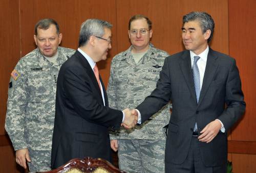 <YONHAP PHOTO-0420> South Korean Foreign Minister Kim Sung-Hwan (2nd L) shakes hands with US Ambassador to South Korea Sung Kim (R) as US General James Thurman (L), commander of the US troops in South Korea, follows them before their meeting on North Korea's rocket launch at the Foreign Ministry in Seoul on April 13, 2012. South Korea on April 13 condemned North Korea's rocket launch as a "provocative act" that posed a threat to peace and security on the Korean peninsula and in Northeast Asia. AFP PHOTO / POOL / JUNG YEON-JE../2012-04-13 11:59:04/ <저작권자 ⓒ 1980-2012 ㈜연합뉴스. 무단 전재 재배포 금지.>
South Korean Foreign Minister Kim Sung-hwan (second fom left) shakes hands with U.S. Ambassador Sung Kim as U.S. General James Thurman (left), commander of the U.S. forces in South Korea, follows them before their meeting on North Korea’s rocket launch at the Foreign Ministry in Seoul on Friday.   AFP-Yonhap News
South Korean Foreign Minister Kim Sung-hwan (second fom left) shakes hands with U.S. Ambassador Sung Kim as U.S. General James Thurman (left), commander of the U.S. forces in South Korea, follows them before their meeting on North Korea’s rocket launch at the Foreign Ministry in Seoul on Friday.   AFP-Yonhap News
