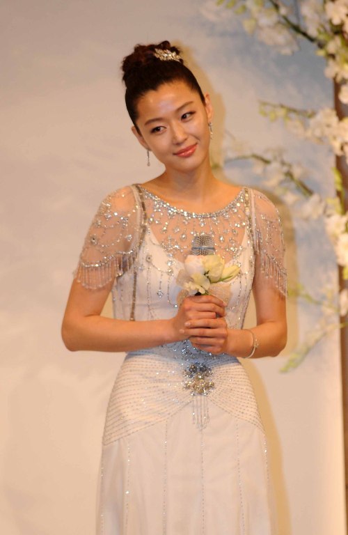 13일 오후 서울 중구 신라호텔에서 영화배우 전지현이 한복디자이너 이영희 씨의 외손자이자 디자이너 이정우 씨의 차남 최준혁 씨와 백년가약을 맺는 결혼식이 열렸다. 이에 앞서 전지현이 결혼식관련 공식기자회견을 하고 있다.<br />이상섭 기자. babtong@heraldm.com 2012.04.13