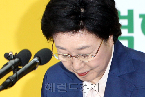 한명숙 민주통합당 대표가 13일 오후 서울 영등포구 당사 대회의실에서 4ㆍ11 총선 패배에 따른 당 대표직 사의표명을 하고 있다. 박현구 기자phko@
한명숙 민주통합당 대표가 13일 오후 서울 영등포구 당사 대회의실에서 4ㆍ11 총선 패배에 따른 당 대표직 사의표명을 하고 있다. 박현구 기자phko@