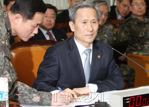 북한이 13일 오전 장거리 로켓 '광명성3호'를 발사했다가 실패한 가운데, 김관진 국방부 장관이 국회 국방위에 참석해  "중대한 도발행위이자 군사적 위협"이라고 지적했다. 박현구 기자phko@heraldm.com
북한이 13일 오전 장거리 로켓 '광명성3호'를 발사했다가 실패한 가운데, 김관진 국방부 장관이 국회 국방위에 참석해  "중대한 도발행위이자 군사적 위협"이라고 지적했다. 박현구 기자phko@heraldm.com
