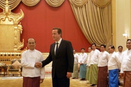 British Prime Minister David Cameron shakes hands with Myanmar's President Thein Sein at the president's official residence in Naypyidaw. (AFP)
