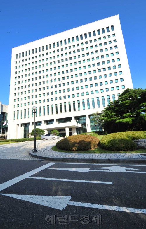 이번 총선은 당내 경선 등 치열한 공천 경쟁으로 인해 지난 18대 총선 당시 입건자 792명(당선자 37명 포함)보다 많은 1096명(당선자 79명 포함)이 선거사범으로 입건됐다. 당국에 따르면 입건된 국회의원 당선자 중 1명은 이미 기소돼 재판에 넘겨졌고 5명은 불기소, 73명은 수사 진행 중이다.