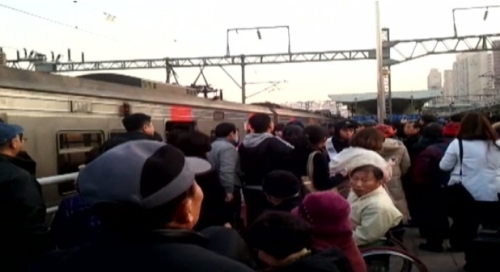 　
의왕역에서 화물열차 탈선으로 4시간 동안 운행이 중단돼 승객들이 큰 불편을 겪었다.
　