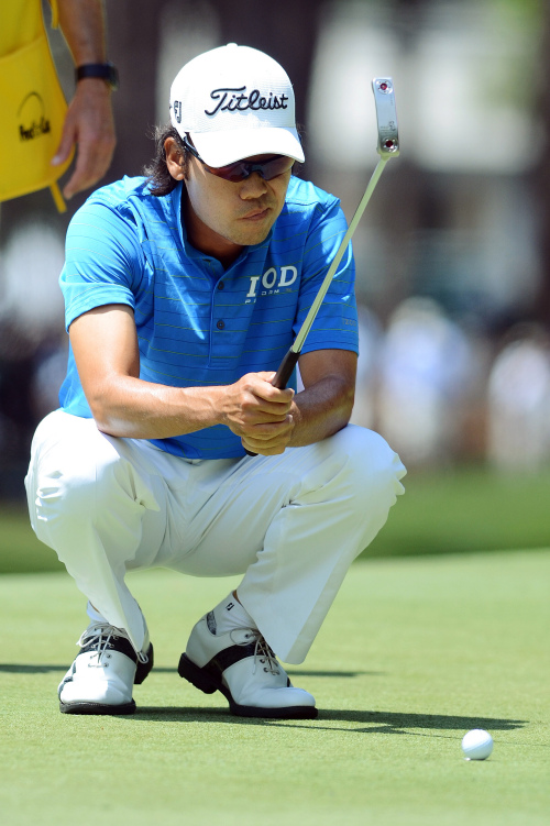 나상욱(Kelvin Na/골퍼)
<YONHAP PHOTO-0497> Kevin Na lines up his putt on the first green during the third round of the RBC Heritage golf tournament in Hilton Head Island, S.C., Saturday, April 14, 2012. (AP Photo/The Island Packet, Jonathan Dyer)/2012-04-15 07:18:17/ <저작권자 ⓒ 1980-2012 ㈜연합뉴스. 무단 전재 재배포 금지.>
Kevin Na lines up his putt on Saturday.
AP-Yonhap News