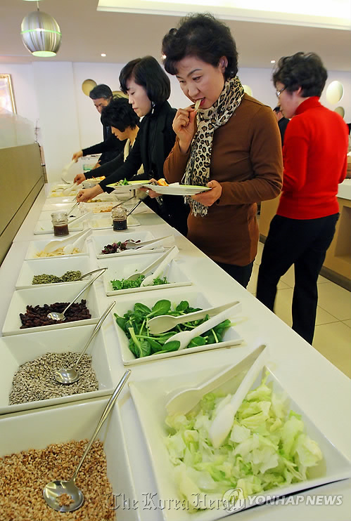 Customers choose vegetable dishes at a vegetarian buffet restaurant in Seoul.  Yonhap News
Customers choose vegetable dishes at a vegetarian buffet restaurant in Seoul.  Yonhap News
