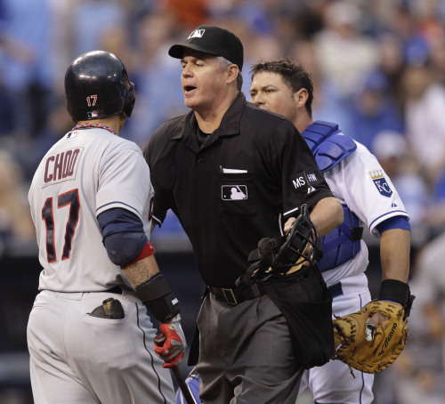 <YONHAP PHOTO-0678> An umpire, center, keeps Cleveland Indians' Shin-Soo Choo (17) and Kansas City Royals catcher Humberto Quintero apart after Choo was hit by a pitch thrown by Jonathan Sanchez during the third inning of a baseball game on Saturday, April 14, 2012, in Kansas City, Mo. (AP Photo/Charlie Riedel)/2012-04-15 10:25:34/ <저작권자 ⓒ 1980-2012 ㈜연합뉴스. 무단 전재 재배포 금지.>
The home-plate umpire keeps Cleveland Indians right fielder Choo Shin-soo and Kansas City Royals catcher Humberto Quintero separated in the third inning.  AP-Yonhap News