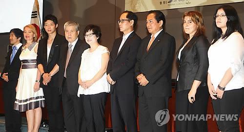 Participants at the Seoul International Drama Awards pose for a picture ahead of a press conference at the 2011 event. Yonhap News