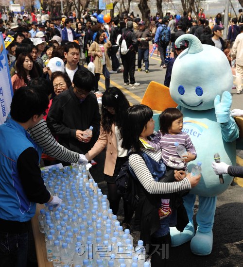 K-water가 15일 오전 여의도 윤중로에서 벚꽃을 구경나온 시민들을 상대로 시음회를 가지고 있다. 이 날  K-water는 시원한 PET병 25,000병씩 모두 50,000병을 나눠줬다. 박해묵 기자/mook@heraldm.com
K-water가 15일 오전 여의도 윤중로에서 벚꽃을 구경나온 시민들을 상대로 시음회를 가지고 있다. 이 날  K-water는 시원한 PET병 25,000병씩 모두 50,000병을 나눠줬다. 박해묵 기자/mook@heraldm.com