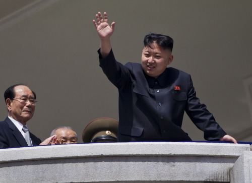 김정은(정치인/북한 인민사령부 최고사령관)
<YONHAP PHOTO-0881> North Korean leader Kim Jong Un waves from a balcony at the end of a mass military parade in Pyongyang's Kim Il Sung Square to celebrate 100 years since the birth of his grandfather and North Korean founder Kim Il Sung on Sunday, April 15, 2012. North Korean leader Kim Jong Un delivered his first public televised speech Sunday, just two days after a failed rocket launch, portraying himself as a strong military chief unafraid of foreign powers during festivities meant to glorify his grandfather, North Korea founder Kim Il Sung. (AP Photo/David Guttenfelder)/2012-04-15 13:49:24/ <저작권자 ⓒ 1980-2012 ㈜연합뉴스. 무단 전재 재배포 금지.>
North Korean leader Kim Jong-un waves from a balcony at the end of a mass military parade in Pyongyang’s Kim Il-sung Square to celebrate 100 years since the birth of his grandfather and North Korean founder Kim Il-sung on Sunday. AP-Yonhap News
