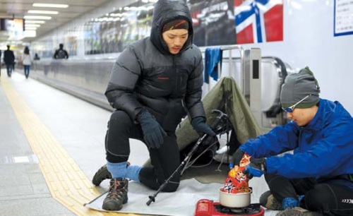 Two Korean students are set to fly to Norway after coming first in a photography competition.
Sookmung University business student Jung Yu-jin, 23, and Lee Jong-jin, 25, a journalism major at Kyonggi University, won the top prizes in the Norwegian Embassy’s photography contest.
Hundreds of images were entered into the contest for Seoul commuters to snap themselves in creative poses in front of promotional images of the Scandinavian country at Seoul’s Samgakji Subway Station.
The idea for the competition was sparked when Travelro website producer Rhee Kang-hee started snapping pictures with friends wearing snow gear in front of the images of Norway’s fjords, snow scapes and wildlife.
After he showed the photos to someone linked to the embassy, the contest to “pretend you are in Norway” was born.