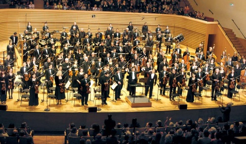 Chung Myung-whun continues efforts to hold a joint performance by South-North Korean musicians
Conductor Chung Myung-whun has high hopes of having musicians from South and North Korea perform classical music together this summer, despite intensifying political tension between the two Koreas.
