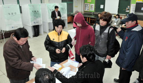 Voters line up to cast their ballots at a polling station in Mangwon-dong, Seoul, on Wednesday.  (Chung Hee-cho/The Korea Herald)