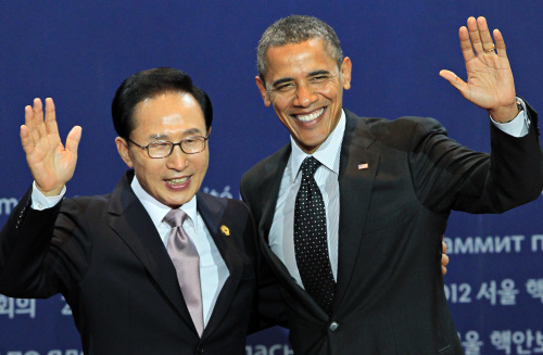 이명박(대통령)/버락 오바마(Barack Obama/미국 대통령)
President Lee Myung-bak and U.S President Barack Obama wave as welcoming ceremony for the Nuclear Security Summit starts at the Coex Center in Seoul, on March 26.