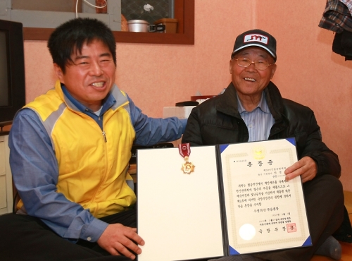 한영수 할아버지가 화랑무공훈장을 받은 후 환하게 웃고 있다.