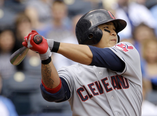 <YONHAP PHOTO-0153> Cleveland Indians' Shin-Soo Choo watches his two-run double during the third inning of a baseball game against the Kansas City Royals Sunday, April 15, 2012, in Kansas City, Mo. (AP Photo/Charlie Riedel)/2012-04-16 05:56:33/ <저작권자 ⓒ 1980-2012 ㈜연합뉴스. 무단 전재 재배포 금지.>
Cleveland Indians right fielder Choo Shin-soo watches his two-run double in the third inning on Sunday.  AP-Yonhap News