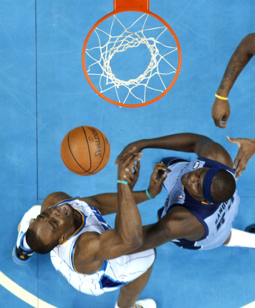 <YONHAP PHOTO-0393> New Orleans Hornets forward Carl Landry, left, tries to shoot against Memphis Grizzlies forward Zach Randolph during the first half of an NBA basketball game in New Orleans, Sunday, April 15, 2012. (AP Photo/Gerald Herbert)/2012-04-16 09:23:57/ <저작권자 ⓒ 1980-2012 ㈜연합뉴스. 무단 전재 재배포 금지.>
New Orleans Hornets forward Carl Landry (left) rises for a shot against Memphis Grizzlies forward Zach Randolph on Sunday.  AP-Yonhap News