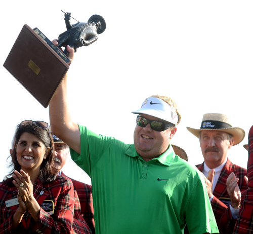 <YONHAP PHOTO-0348> Carl Pettersson raises the trophy after winning the RBC Heritage golf tournament in Hilton Head Island, S.C., Sunday, April 15, 2012. Pettersson finished 14-under par. (AP Photo/The Island Packet, Jonathan Dyer)/2012-04-16 08:56:31/ <저작권자 ⓒ 1980-2012 ㈜연합뉴스. 무단 전재 재배포 금지.>
Carl Pettersson poses with the winner’s trophy on Sunday.  AP-Yonhap News