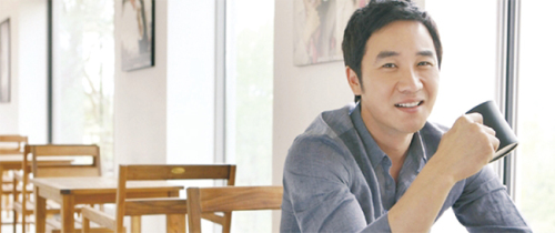 엄태웅(탤런트,영화배우)
‘엄포스’ 엄태웅이 예능과 연기를 성공적으로 오가고 있다. 예능 프로그램 ‘1박2일’에서 처음에는 순둥이로 나왔지만 요즘은 또 다른 일상적인 모습을 보여주고 있다.