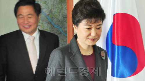 새누리당 박근혜 비상대책위원장이 16일 오전 서울 여의도 당사에서 열린 비상대책위원회의에 참석해 북한의 장거리 로켓 발사와 관련해 국회 차원의 대북결의안 채택을 촉구했다. 박현구 기자phko@heraldm.com 2012.04.16
4ㆍ11 총선에서 야권연대와의 맞대결에서 대승을 거둔 박근혜 새누리당 비상대책위원장이 정국 주도권을 잡기 위해 매섭게 몰아붙이고 있다. 박 위원장은 16일 당사에서 열린 비대위 회의에서 19대 첫 국회가 열리기 전에 산적한 민생현안을 챙겨야 한다고 강조했다.  박현구 기자/phko@