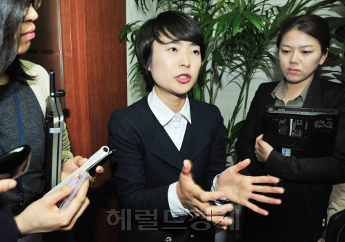 16일 서울 여의도 새누리당사에서 열린 비상대책위원회의장 앞에서 손수조씨가 기자들에게 둘러싸여 기자들의 질문에 답하고 있다. 박현구 기자phko@her
16일 서울 여의도 새누리당사에서 열린 비상대책위원회의장 앞에서 손수조씨가 기자들에게 둘러싸여 기자들의 질문에 답하고 있다. 박현구 기자phko@her
4·11 총선에서 새누리당 후보로 부산사상에 출마했다가 낙선한 손수조(27) 씨는 16일 새누리당 당사에서 기자들과 만나 정치를 계속 하겠다는 의사를 밝히는 한편, 향후 대선 국면에서 ‘박근혜 캠프’에 참여하고 싶다고 밝혔다. 박현구 기자/phko@heraldm.com