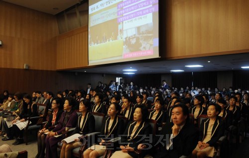 16일 오전 서울시청 대회의실에서 박원순 서울시장, 시민평가단등 130여명이 참석한 가운데 여성의 삶을 바꿀 10대 핵심과제를 본격으로 추진하는 실천보고회가 열렸다. <br />이상섭 기자. babtong@heraldm.com 2012.04.16
16일 오전 서울시청 대회의실에서 박원순 서울시장, 시민평가단등 130여명이 참석한 가운데 여성의 삶을 바꿀 10대 핵심과제를 본격으로 추진하는 실천보고회가 열렸다.
이상섭 기자. babtong@heraldm.com 2012.04.16
16일 오전 서울시청 대회의실에서 박원순 서울시장, 시민평가단등 130여명이 참석한 가운데 여성의 삶을 바꿀 10대 핵심과제를 본격으로 추진하는 실천보고회가 열렸다.
이상섭 기자. babtong@heraldm.com 2012.04.16