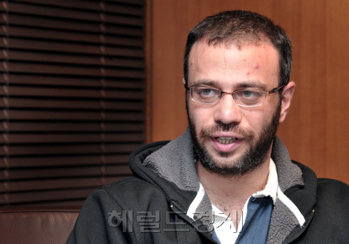 시리아 오마 아부사다 감독.<br />정희조 기자/checho@heraldm.com 120411
Omar Abu Saada