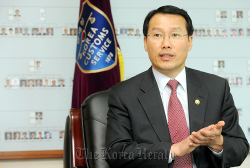 주영섭 관세청장 인터뷰./ 안훈기자 rosedale@ 2012.04.13
Korea Customs Service Commissioner Joo Yung-sup. Ahn Hoon/The Korea Herald