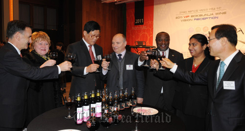 전북복분자사업단 대사초청 홍보회.<br />이상섭 기자. babtong@heraldm.com 2011.12.14
Lee Kyung-soo (third from left), president of Jebba Food & Beverages Corp., an association of bokbunja producers in North Jeolla Province, introduces the traditional wine to foreign diplomats at an event in Seoul in December.
Lee Sang-sub/The Korea Herald