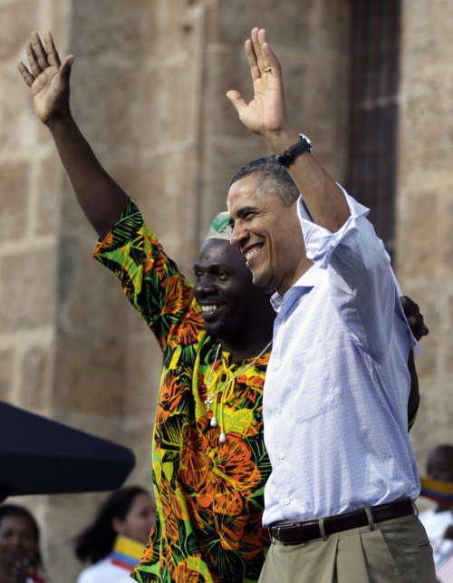 <YONHAP PHOTO-0502> President Barack Obama, right, waves with Sebastian Salgado, of the Afro-Colombian San Basilio de Palenque community, during a land titling event at the San Pedro Claver square in Cartagena, Colombia, Sunday, April 15, 2012. (AP Photo/Carolyn Kaster)/2012-04-16 10:54:04/ <저작권자 ⓒ 1980-2012 ㈜연합뉴스. 무단 전재 재배포 금지.>
President Barack Obama (right) waves with Sebastian Salgado, of the Afro-Colombian San Basilio de Palenque community, during a land titling event at the San Pedro Claver square in Cartagena, Colombia on Sunday.  AP-Yonhap News
