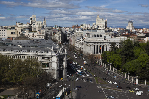The Bank of Spain, or central bank, left, stands on Cibeles Square in Madrid, Spain, on Wednesday, April 11, 2012. Japan's biggest investors, with $368 billion under management, say it's too early to buy bonds from Europe's most indebted nations as rising Spanish yields spark concern the region's fiscal crisis has further to run. Photographer: Angel Navarrete/Bloomberg
The Bank of Spain (left) stands on Cibeles Square in Madrid.  Bloomberg