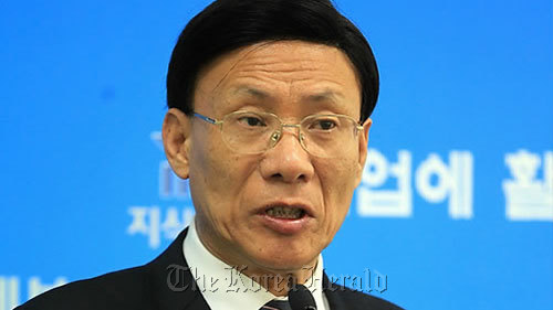 김종신 한국수력원자력 사장이 사의를 표명했다. 홍석우 지식경제부 장관은 16일 기자들과 만나 “김 사장으로부터 오늘 오전 사의를 표명받았다”며 “후임은 빨리 선임하고 공백 없도록 하겠다”고 말했다.
