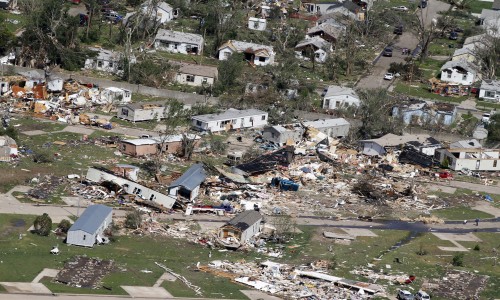 <YONHAP PHOTO-0751> An aerial view of the destruction of the Oaklawn neighborhood in Wichita, Kansas, on Sunday, April 15, 2012. Residents of several states scoured through the wreckage of battered homes and businesses Sunday after dozens of tornadoes blitzed the Midwest and Plains Saturday night. (AP Photo/Jeff Tuttle)/2012-04-16 14:44:13/ <저작권자 ⓒ 1980-2012 ㈜연합뉴스. 무단 전재 재배포 금지.>
An aerial view of the destruction of the Oaklawn neighborhood in Wichita, Kansas on Sunday.  AP-Yonhap News