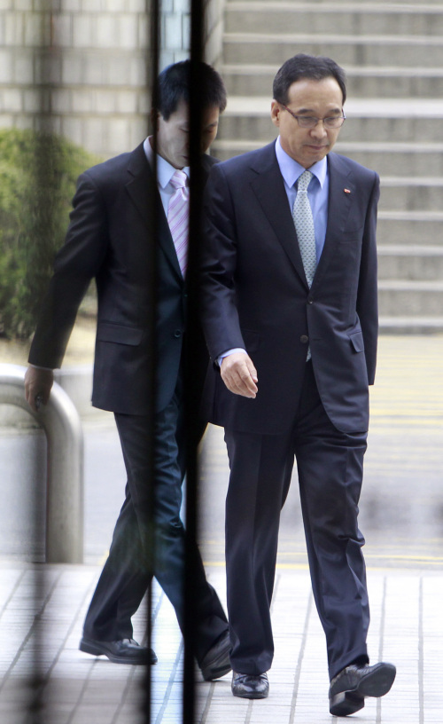 선종구(기업인/하이마트 대표이사 회장)
Himart chairman Sun Jong-koo arrives at Seoul Central District Prosecutors' Office on March 27. (Yonhap News)