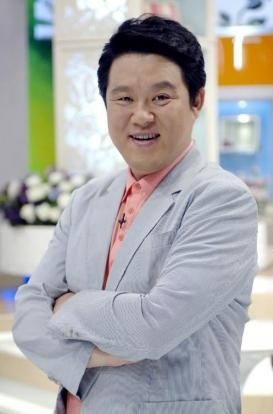 김구라(MC, 개그맨)
방송인 김구라가 논란이 되고 있는 과거 정신대 관련 발언에 대해 사과하며 공식입장을 밝혔다.