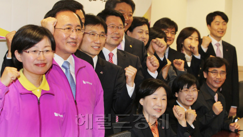 통합진보당 공동대표단 19대 국회의원 당선자 상견례가 16일 국회에서 열리고 있다. 박현구 기자phko@heraldm.com 2012.04.16
통합진보당 공동대표단 19대 국회의원 당선자 상견례가 16일 국회에서 열리고 있다. 박현구 기자phko@heraldm.com 2012.04.16