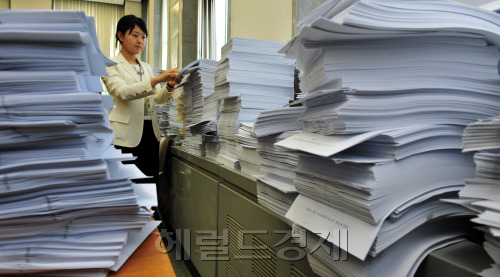 17일 국회 법사위 소회의실에 싸여있는 법안들. 박현구 기자phko@heraldm.com 2012.04.17
여야가 오는 24일 18대 국회의 마지막 임시국회를 열기로 합의했지만 법사위에 산적한 법안들이 처리될지는 미지수다. 총선 여파로 지도부 공백이 적지 않은 데다 국회선진화법을 제외하면 여야 간 입장 차가 커 약사법과 부동산 활성화법을 포함한 주요 민생 법안의 처리 여부는 불투명하다.  박현구 기자/phko@heraldm.com