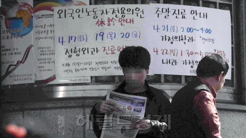 오원춘ㆍ이자스민 ‘제노포비아’ 논란 속 국내 이주노동자들이 직장 잃을까 걱정인 가운데 17일 서울 구로구 가리봉동 이주민 의료센터앞에서 한 이주노동자가 구인정보를 보고 있다.<br />김명섭 기자 msiron@
오원춘ㆍ이자스민 ‘제노포비아’ 논란 속 국내 이주노동자들이 직장 잃을까 걱정인 가운데 17일 서울 구로구 가리봉동 이주민 의료센터앞에서 한 이주노동자가 구인정보를 보고 있다.
김명섭 기자 msiron@
‘그들은 그들일까, 우리들일까?’ 그들, 외국인 노동자들. 대단한(?) 한국인들은 그들을 깔본다. 같은 땅에 살고 있지만 마치 계급제도가 있는 것처럼 그들을 대한민국인보다 낮은 계급이라고 생각하는 듯하다. 최근 대한민국에, 소위 ‘제노포비아(외국인 혐오증)’ 현상이 빠르게 확산되고 있다. 수십년 전 우리도 미국에서, 일본에서 제3국 외국인 노동자였다는 사실은 새까맣게 잊어버리고 말이다. 17일 오전 서울 가리봉동 이주민의료센터로 향하는 이주노동자들의 어깨가 축 처져 있다.  김명섭 기자/msiron@heraldm.com