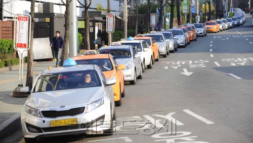 연일 국제유가와 LPG가격이 치솟는 가운데 17일 오전 서울역 인근에 손님을 기다리는 택시들이 출근시간임에도 불구하고 줄지어 서 있다. 박해묵 기자/mook@heraldm.com
공식적으로 얘기하지 않아 그렇지 서민들은 지금 영락없는 불황에 빠져 있다. 물가는 오르는데 쓸 돈이 없다. 수십 대나 늘어선 택시들. 손님 태우려 돌아다녀 봐야 가스만 축낼 뿐이다. 이들은 언제 손님 좀 태우려나.      박해묵 기자/mook@heraldm.com