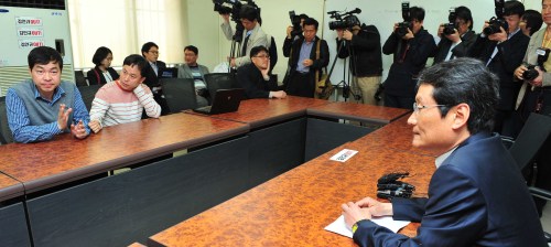 문성근 민주통합당 대표 권한대행이 17일 서울 여의도  KBS노조를 방문해 김현석 노조위원장과 악수하고 있다. 박현구 기자phko@