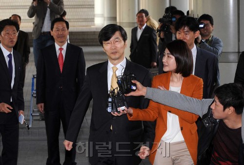 17일 오전 후보자 매수혐의로 1심에서 벌금형을 받은 곽노현 서울시교육감이 항소심 선고 공판을 받기 위해 서울고등법원으로들어가고 있다.<br />이상섭 기자.babtong@heraldm.com 2012.04.17
17일 오전 후보자 매수혐의로 1심에서 벌금형을 받은 곽노현 서울시교육감이 항소심 선고 공판을 받기 위해 서울고등법원으로들어가고 있다.
이상섭 기자.babtong@heraldm.com 2012.04.17
17일 오전 후보자 매수혐의로 1심에서 벌금형을 받은 곽노현 서울시 교육감이 항소심 선고 공판을 받기 위해 서울고등법원으로 들어가고 있다. 곽 교육감의 얼굴의 환한 미소가 눈에 띈다.  이상섭 기자/babtong@heraldm.com
